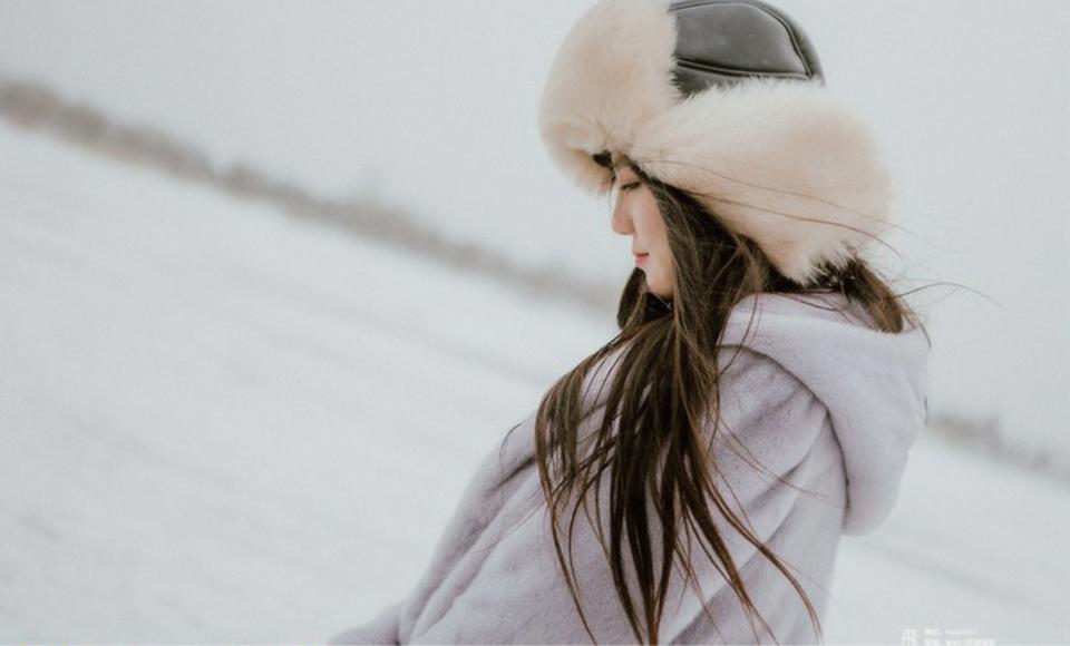 长发少女肤白貌美冬季雪地写真