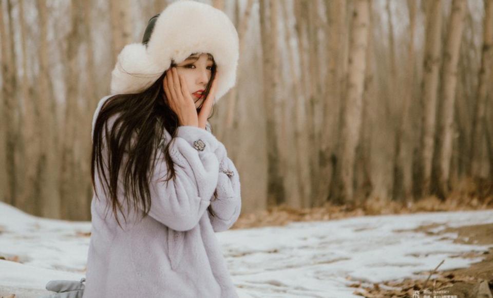 长发少女肤白貌美冬季雪地写真