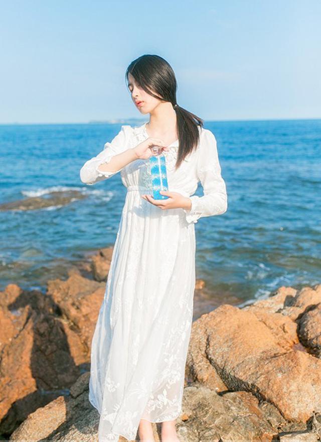 海边美女纯白长裙清新气质写真