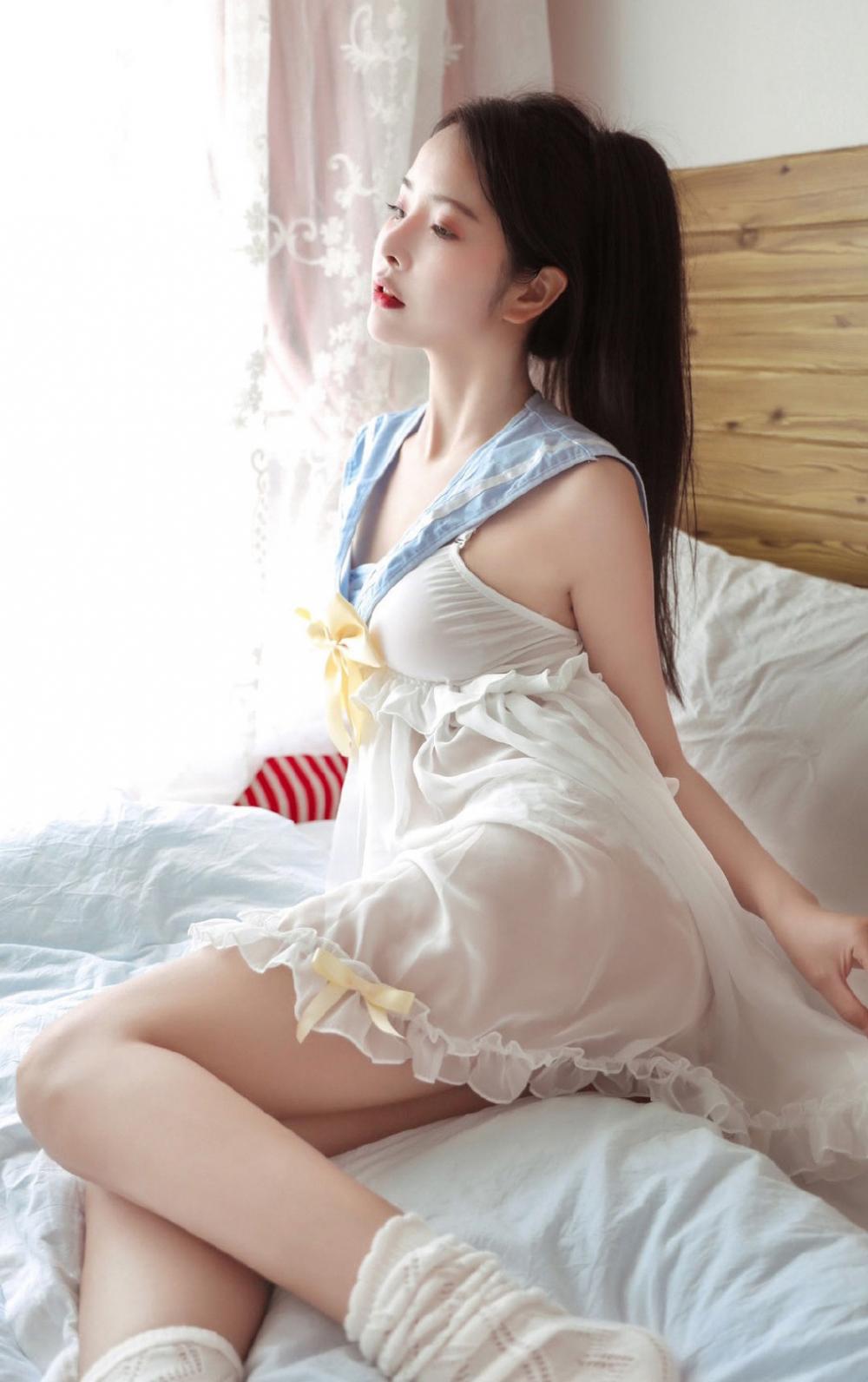 96后美女嫩模白丝美腿个人写真