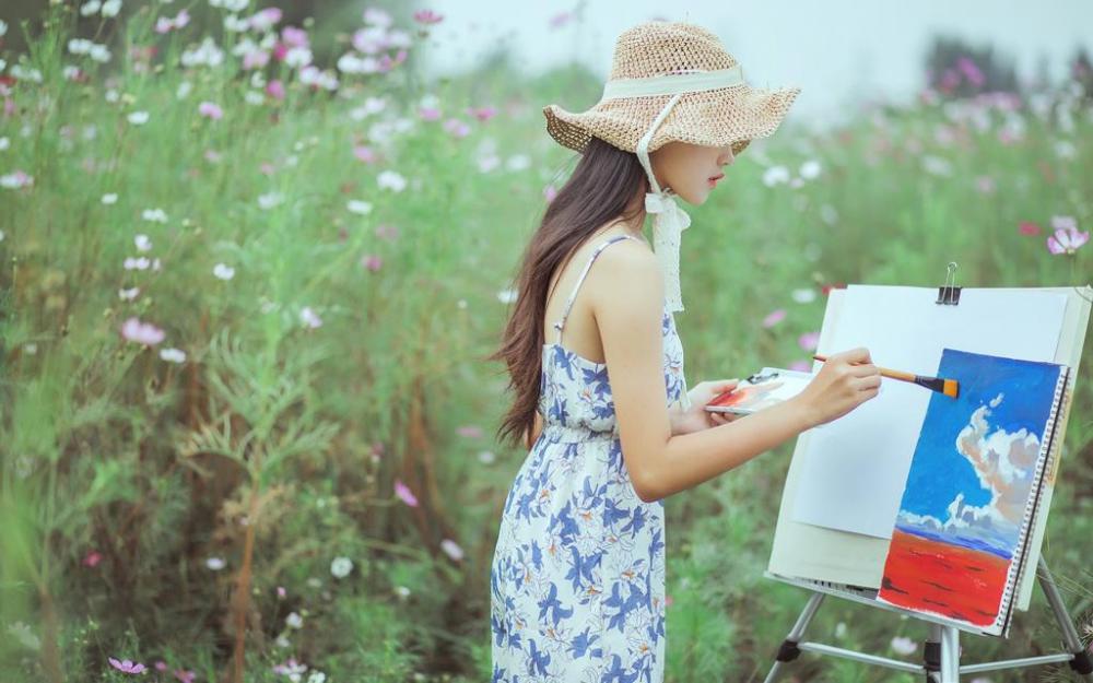 明眸皓齿的文艺范美少女吊带连衣裙户外写生图片