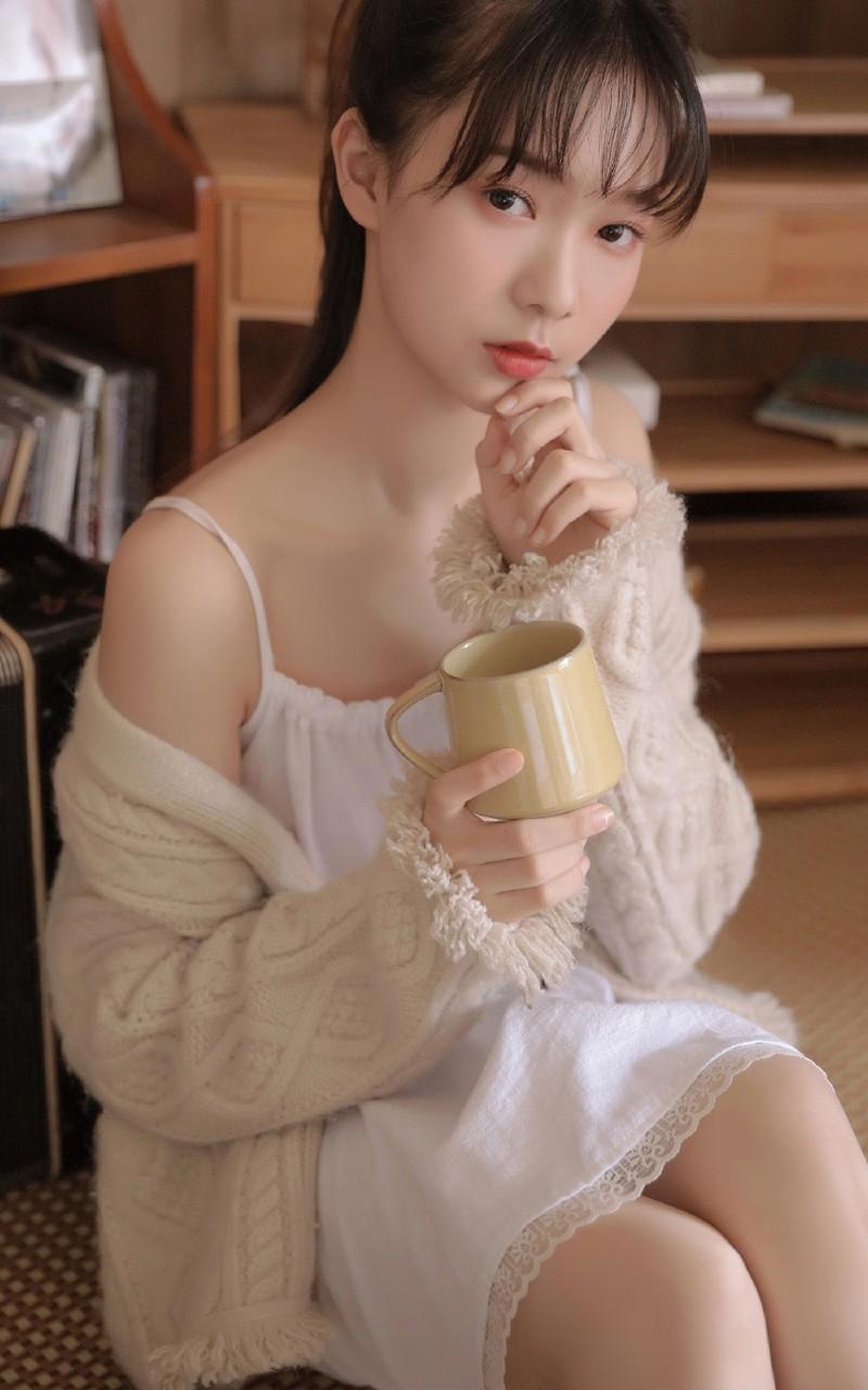 尤物少女吊带睡衣干净杏眼清纯写真