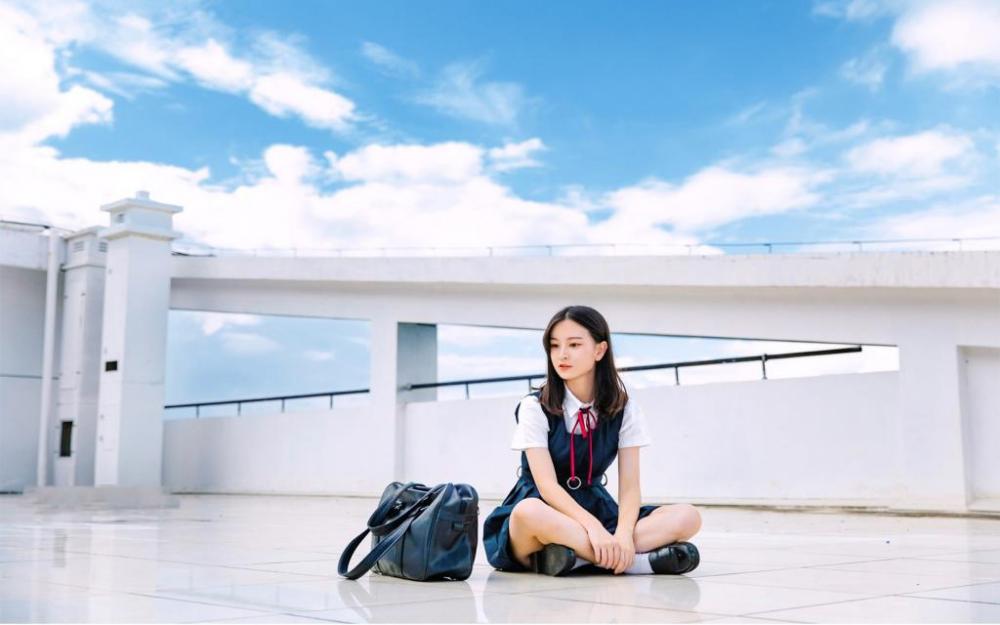 校园女神飘逸长发学生制服短裙室外唯美风景写真