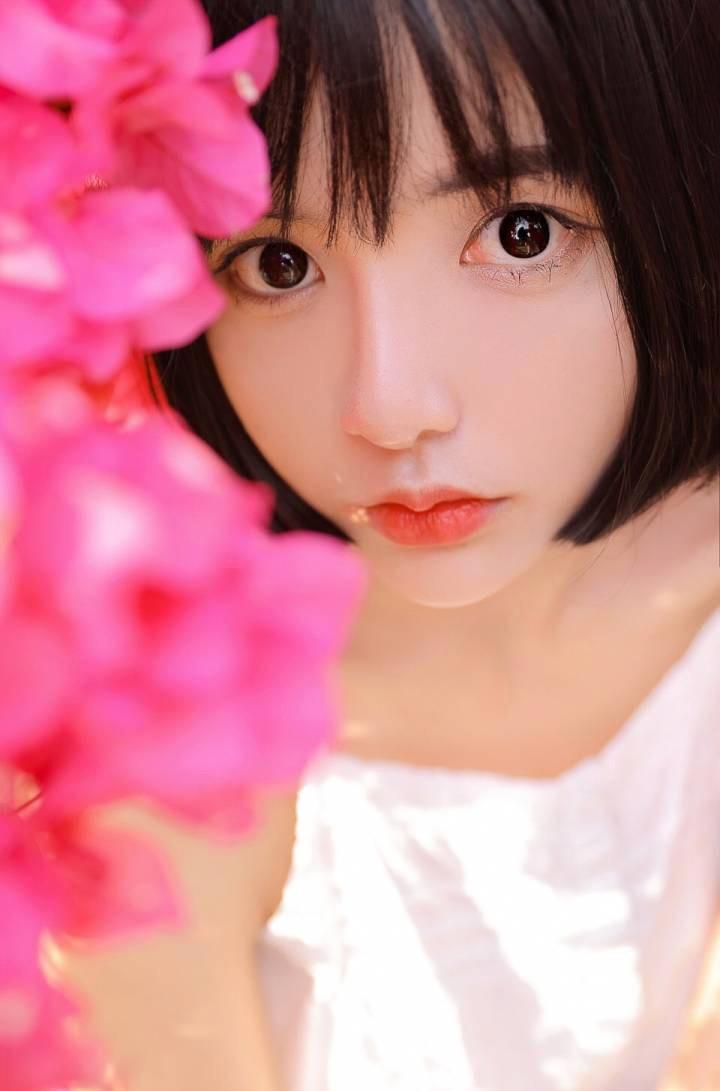 短发童颜萝莉花海唯美写真