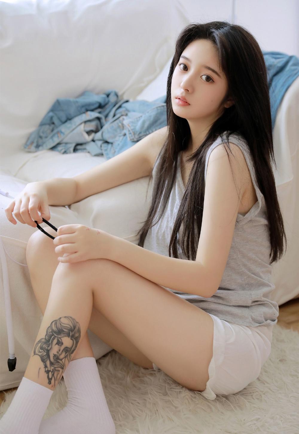 长发美女玉足美腿清纯火辣写真图片