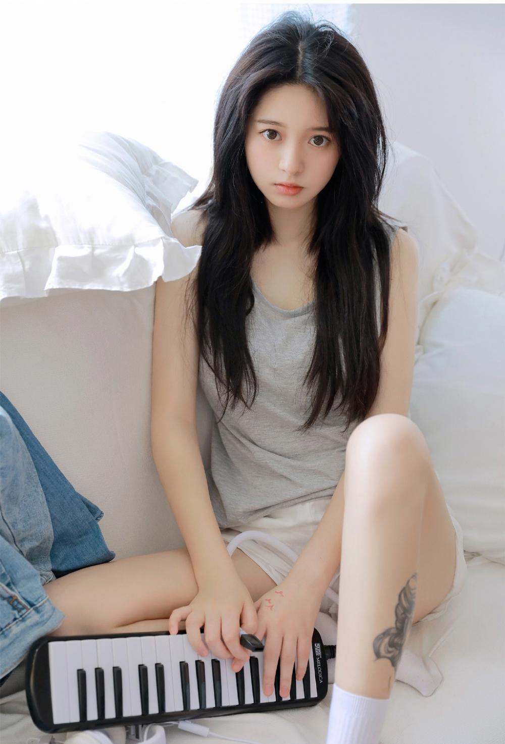 长发美女玉足美腿清纯火辣写真图片