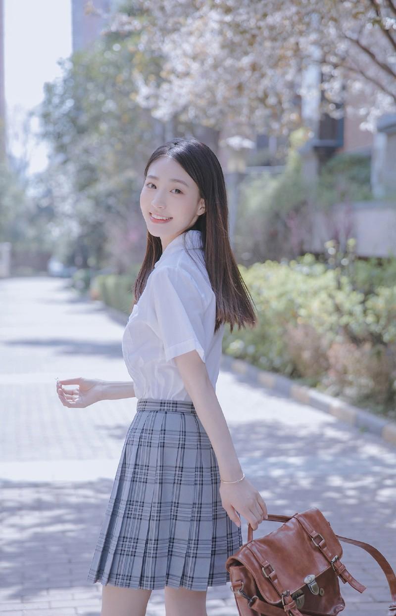 长发美女制服诱惑写真图片