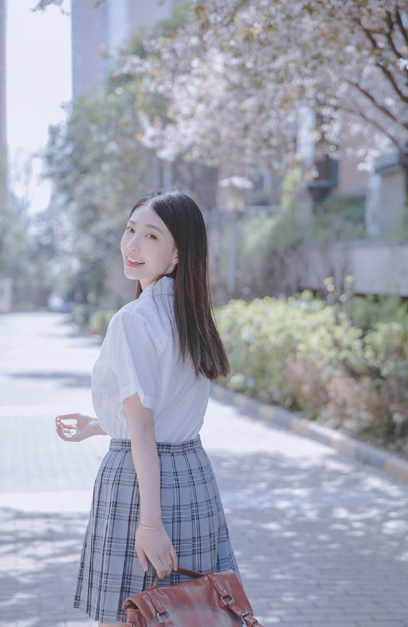 长发美女制服诱惑写真图片