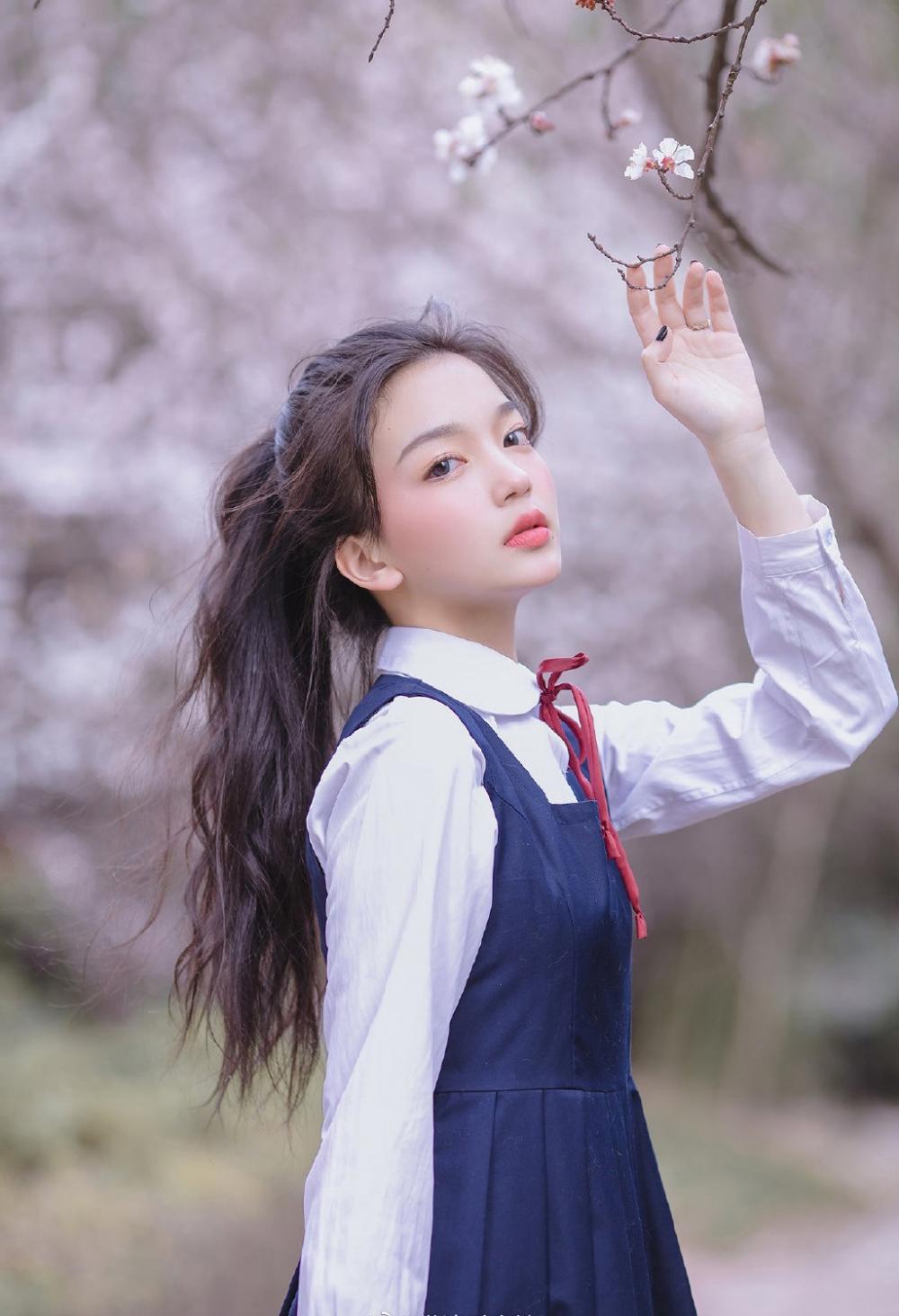 单马尾美少女户外人像写真图片