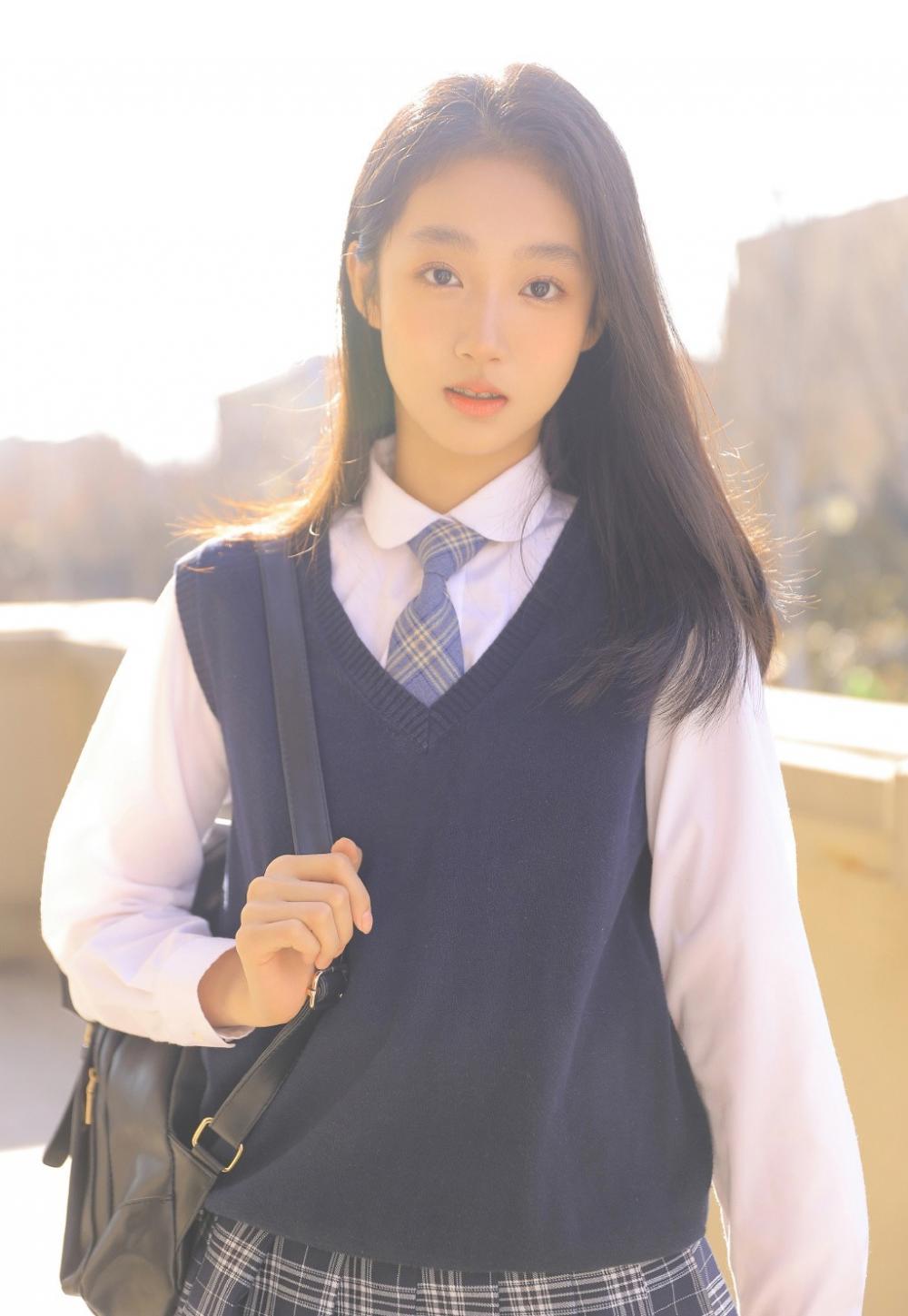 美女学生妹校园制服写真图片