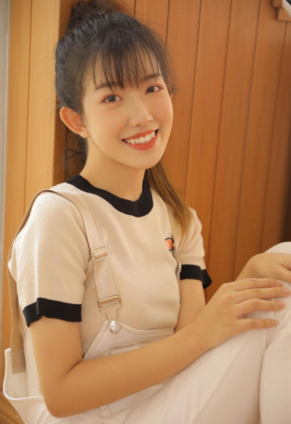 美女校花治愈系笑容甜美白嫩写真