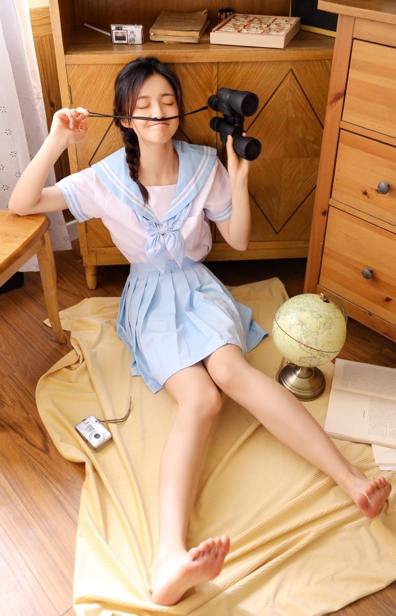 清纯可爱制服女子写真图片