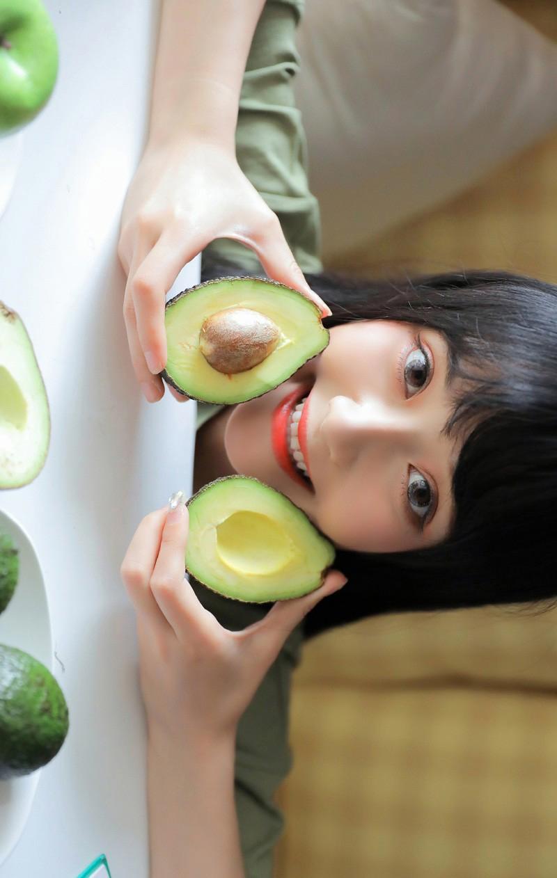 牛油果美女模特甜美清纯卧室自拍照片