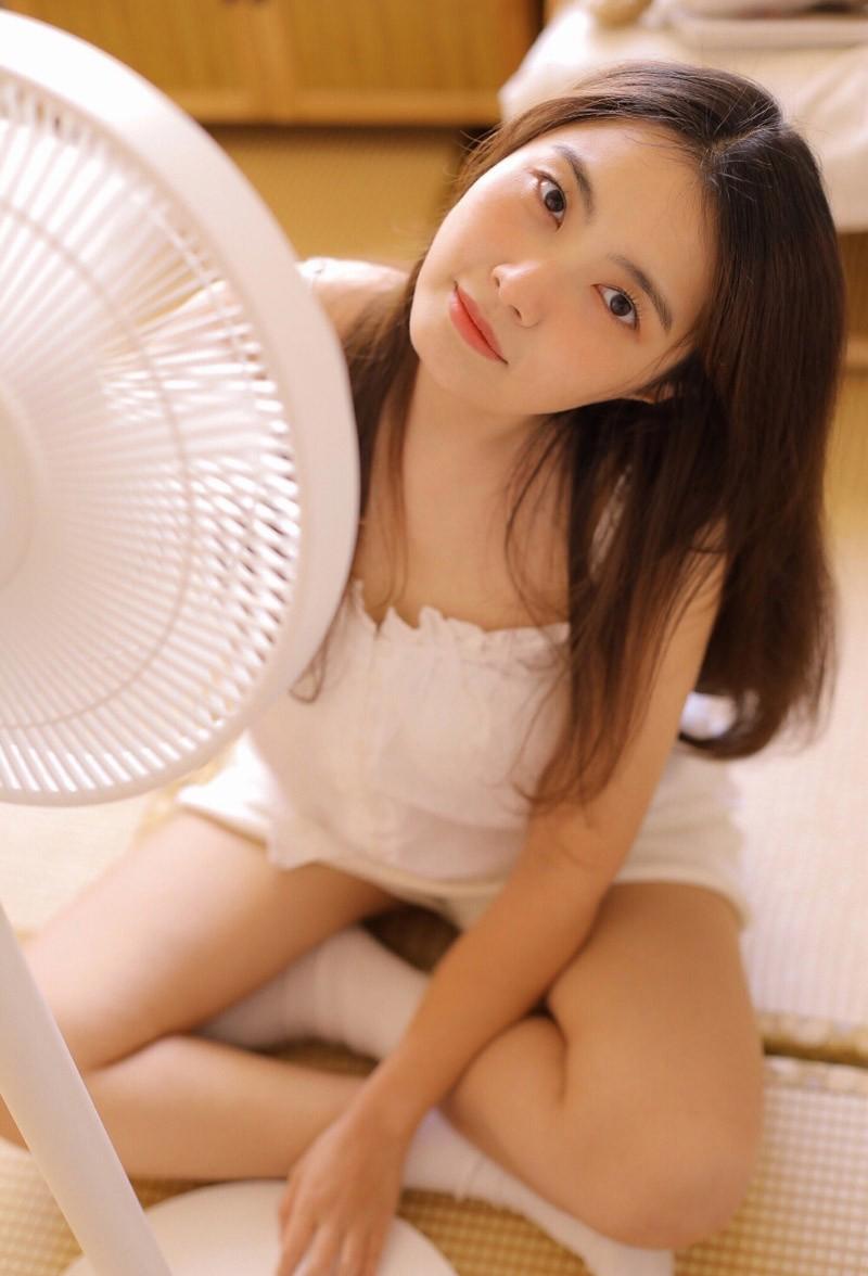 氧气美女美腿翘臀清纯佛系少女写真