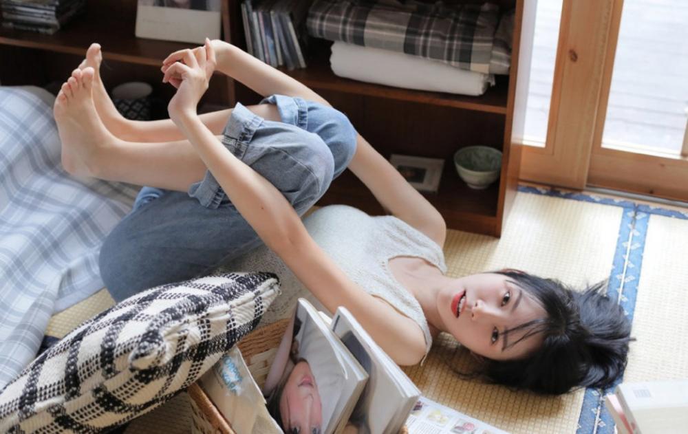 美女模特吊带美乳牛仔裤小清新写真