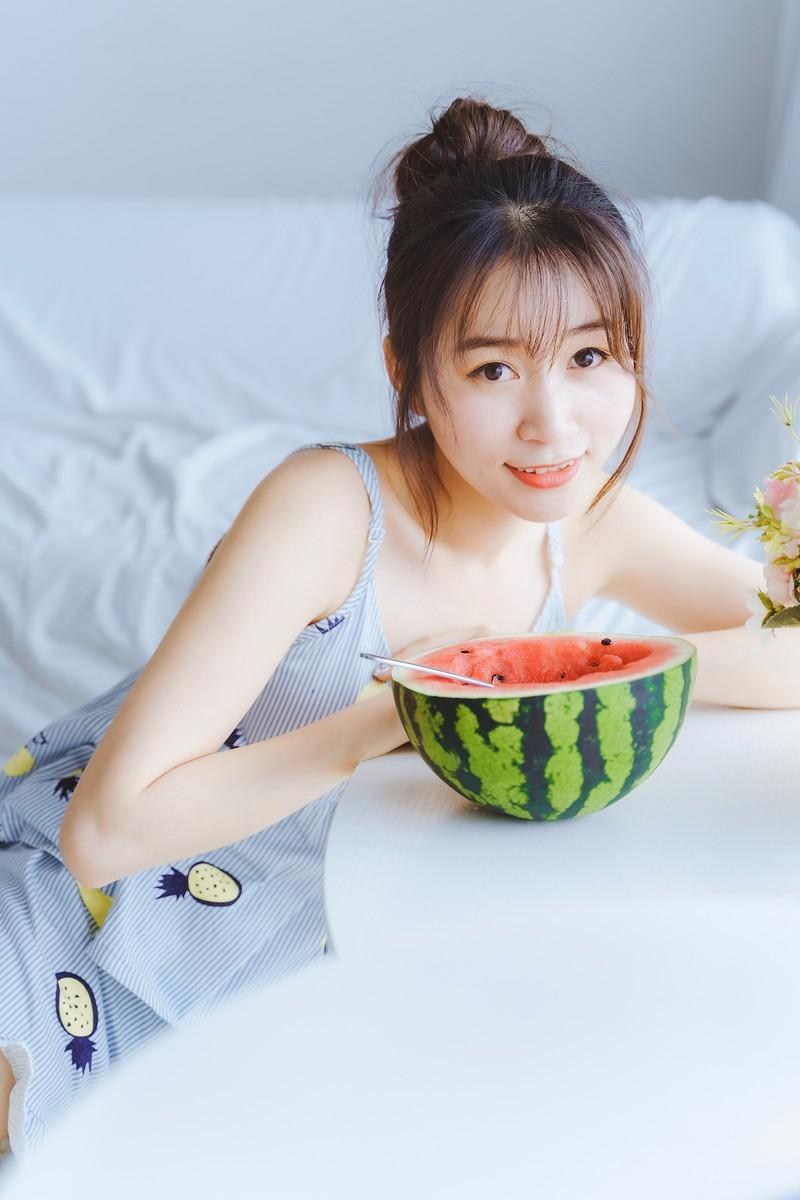 氧气美女吊带睡衣清纯写真