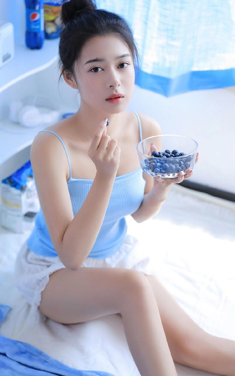 氧气美女蓝色风格白嫩美腿写真图片