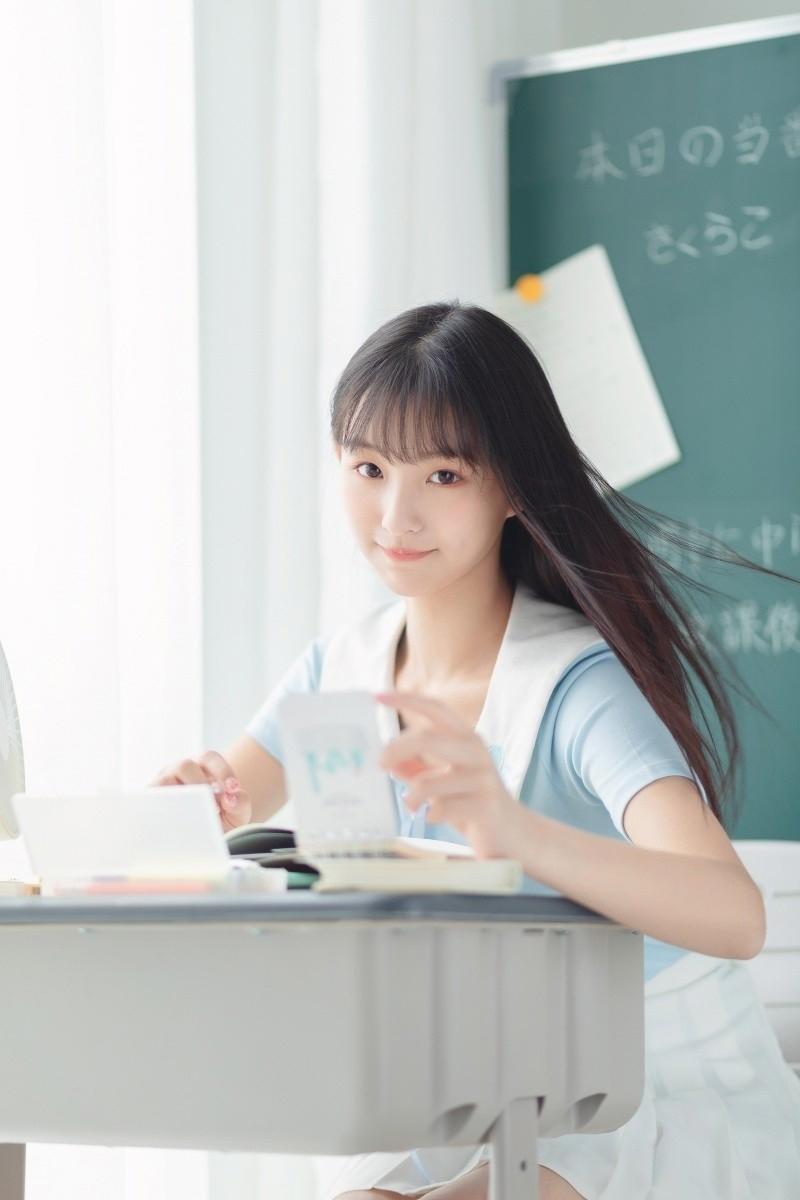 甜美学生妹校园制服清纯写真