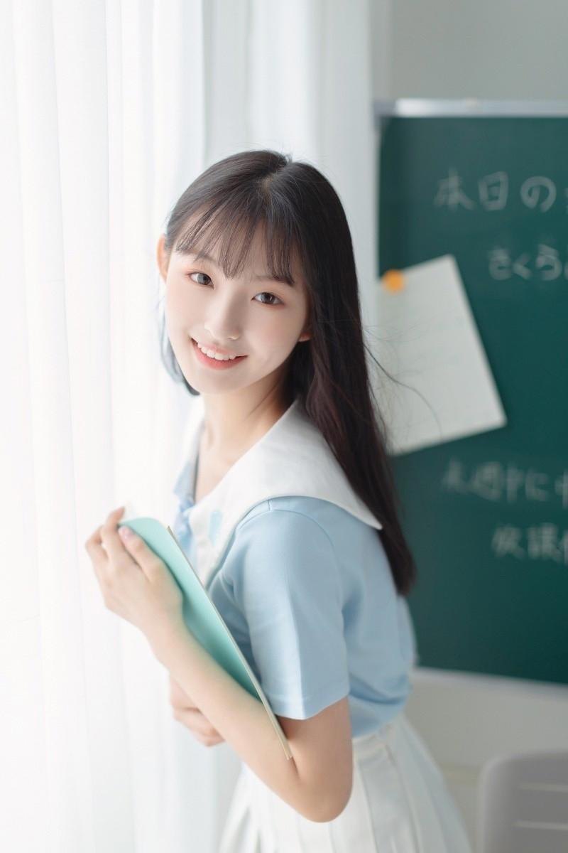 甜美学生妹校园制服清纯写真