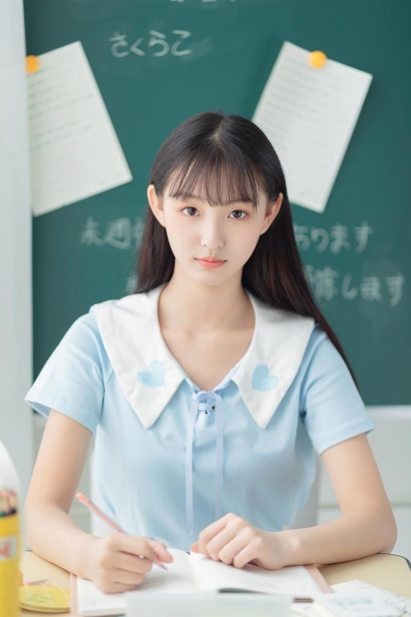 甜美学生妹校园制服清纯写真