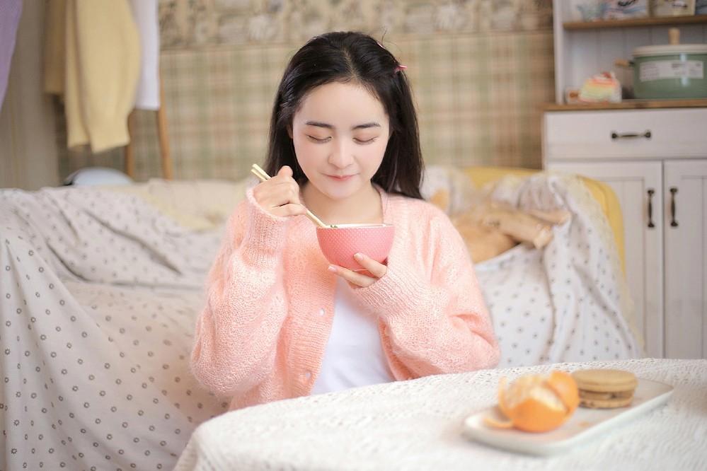 慵懒的居家小美女粉嫩清纯诱人模样甜美尤物写真