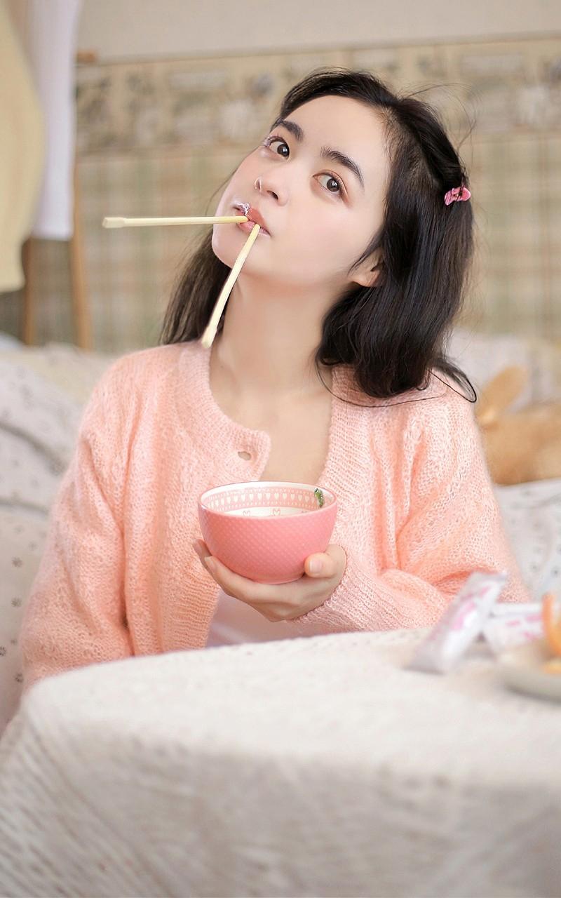 慵懒的居家小美女粉嫩清纯诱人模样甜美尤物写真