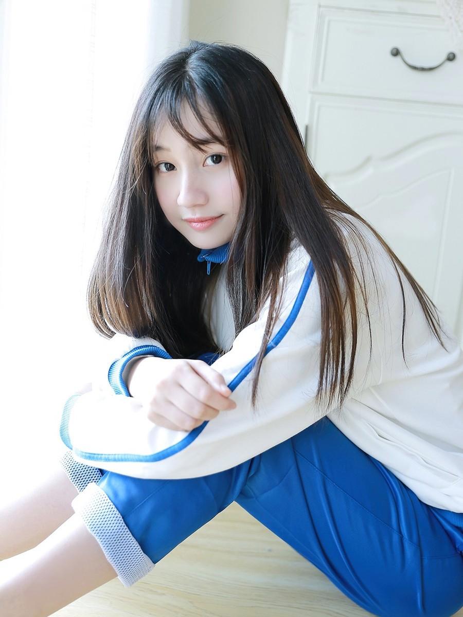 00后白嫩美女学生妹运动校服天然诱惑清纯尤物写真