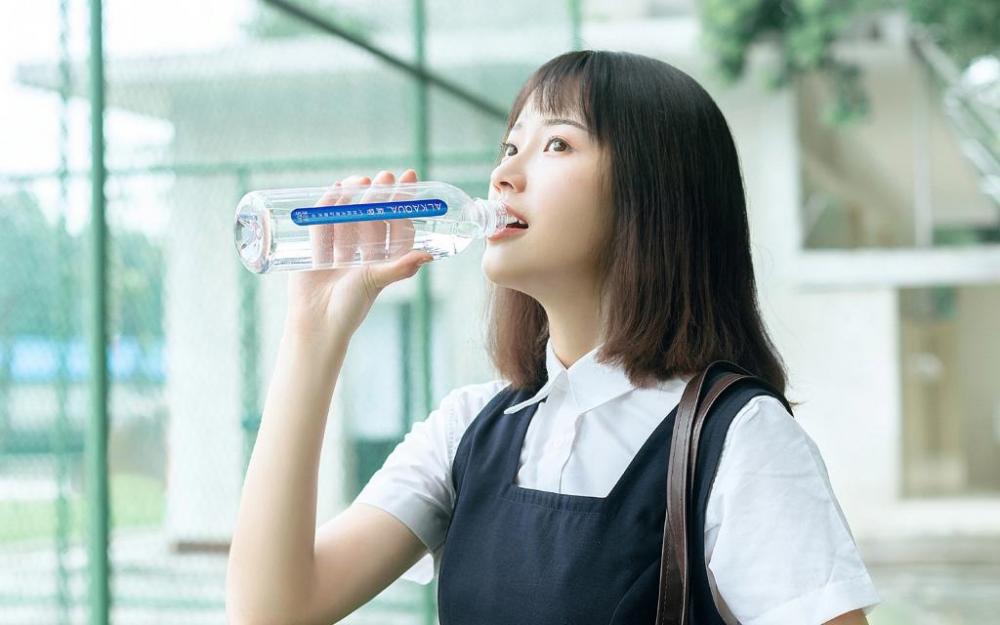 氧气美女户外小清新淑女装养眼清纯写真图片