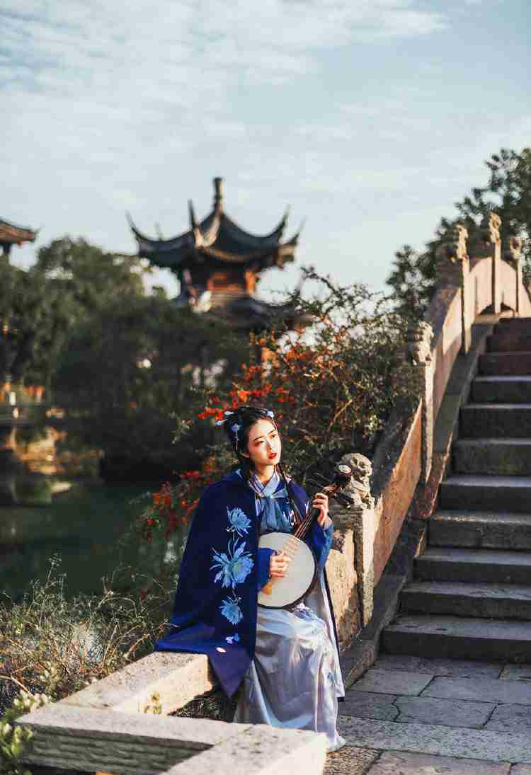 绝世美女御姐吊带深V骨感清纯私房香艳惹火写真