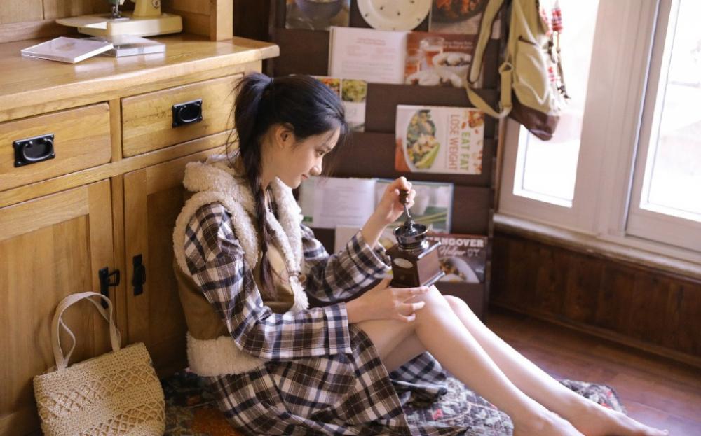 清纯麻花辫少女大玲珑有致白嫩漂亮尤物玉足写真