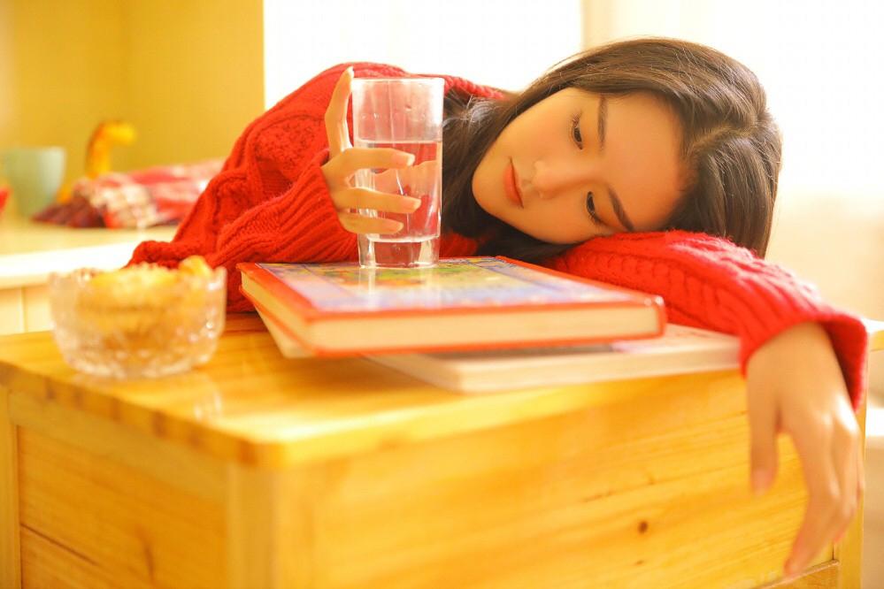 校园教室少女香艳红色毛衣唯美清纯氧气写真