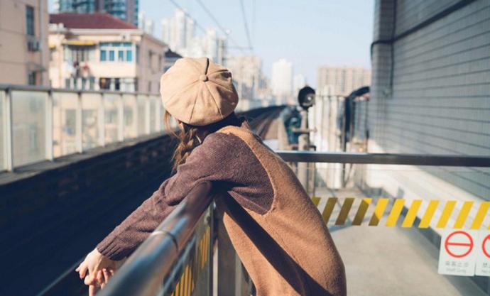 清纯文艺麻花辫美女户外小清新白嫩图片