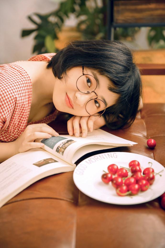 文艺少女私房大眼丰韵格子裙怡静清纯写真