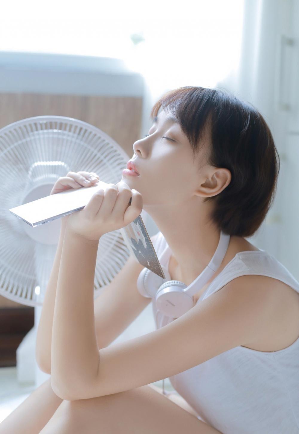 日系短发少女白皙居家空灵氧气清新写真