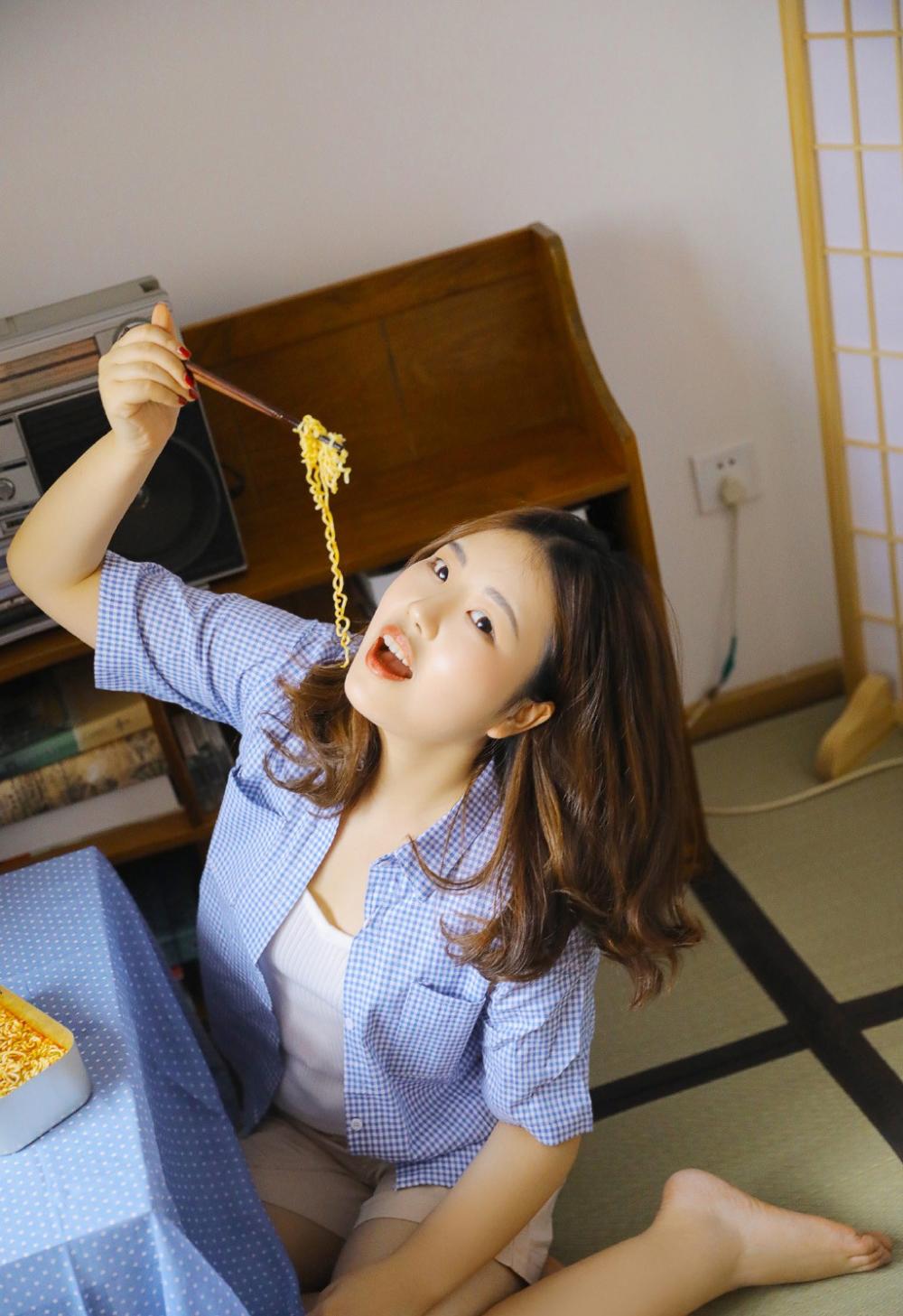 清纯宅居女孩甜美素人俏皮氧气唯美写真