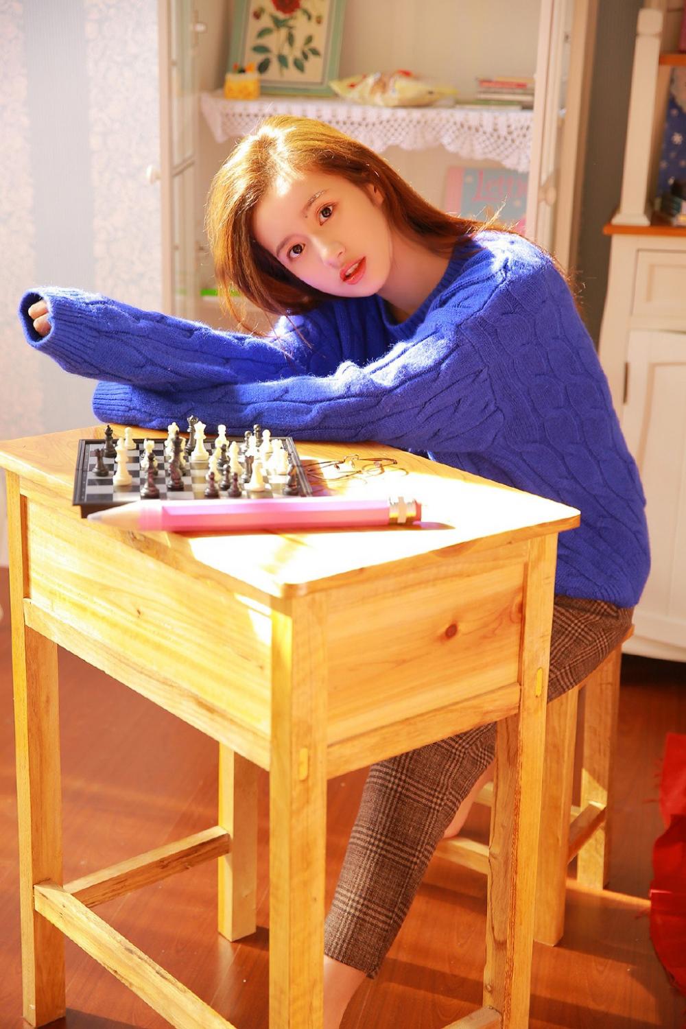 童颜眼镜少女文艺下棋小清新写真图片