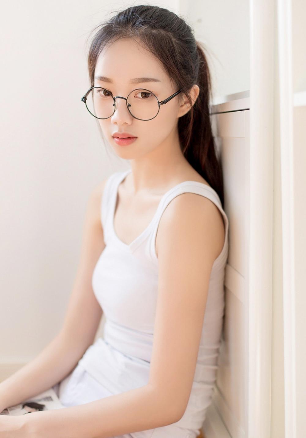 清纯眼镜美少女连体泳衣萝莉诱惑写真