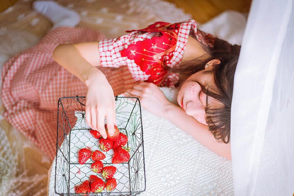 恬静清纯美少女红色系萝莉装可爱型写真