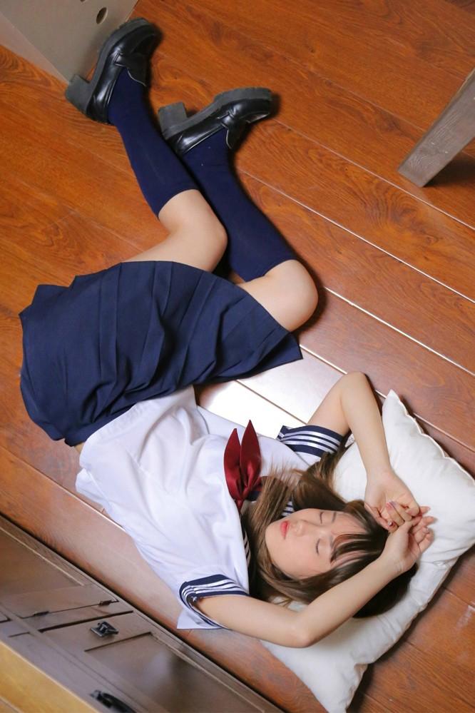 滑嫩肌肤怜人学生妹水手制服私房轻盈治愈暖心写真