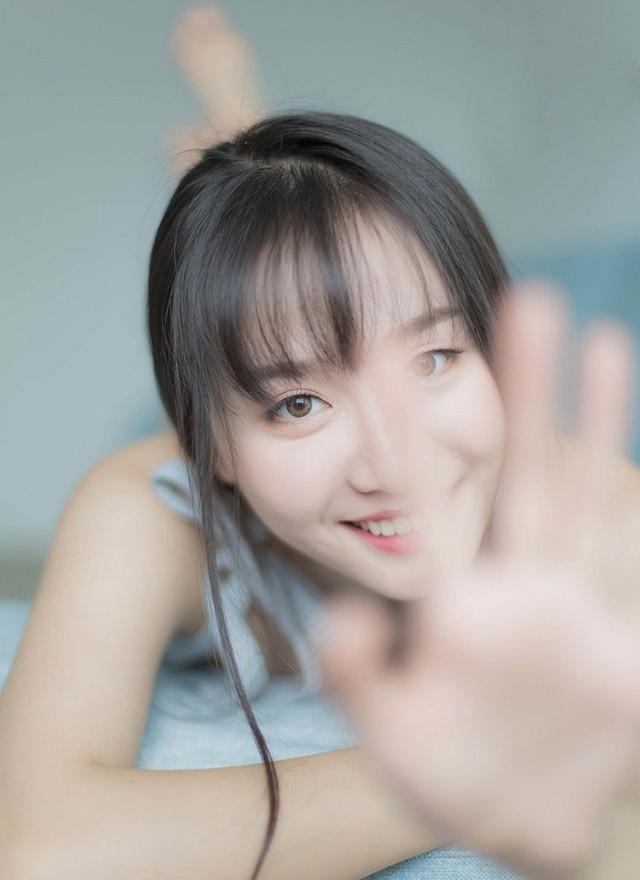 唇红齿白清纯90后少女清晨悠闲独处魅力写真