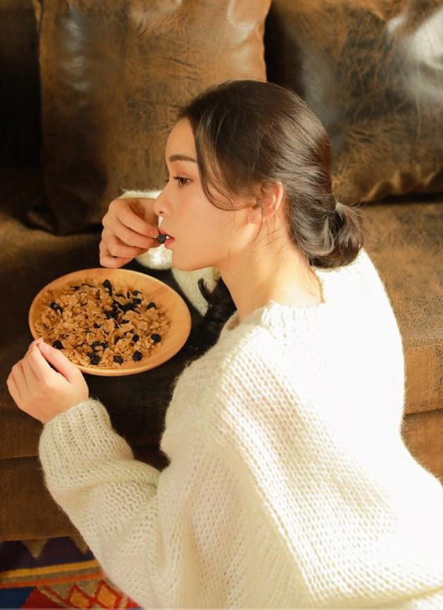 白袜子长腿美女模特私房清纯面孔暖心治愈系写真