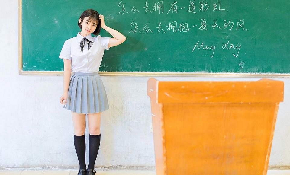 短发学生妹子小清新校服甜美可爱户外摄影写真