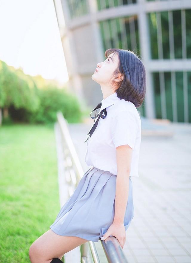 短发学生妹子小清新校服甜美可爱户外摄影写真