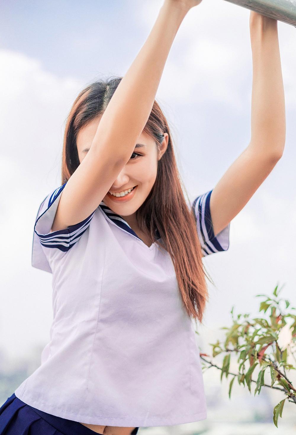 屋顶上的清纯水手制服美女长发撩人性感图片