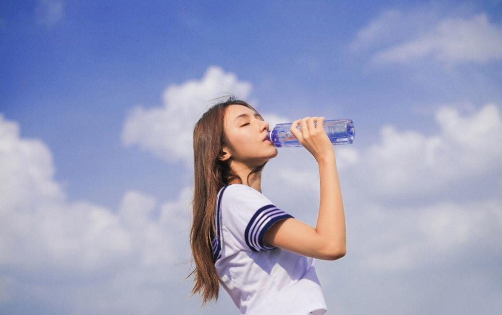 屋顶上的清纯水手制服美女长发撩人性感图片