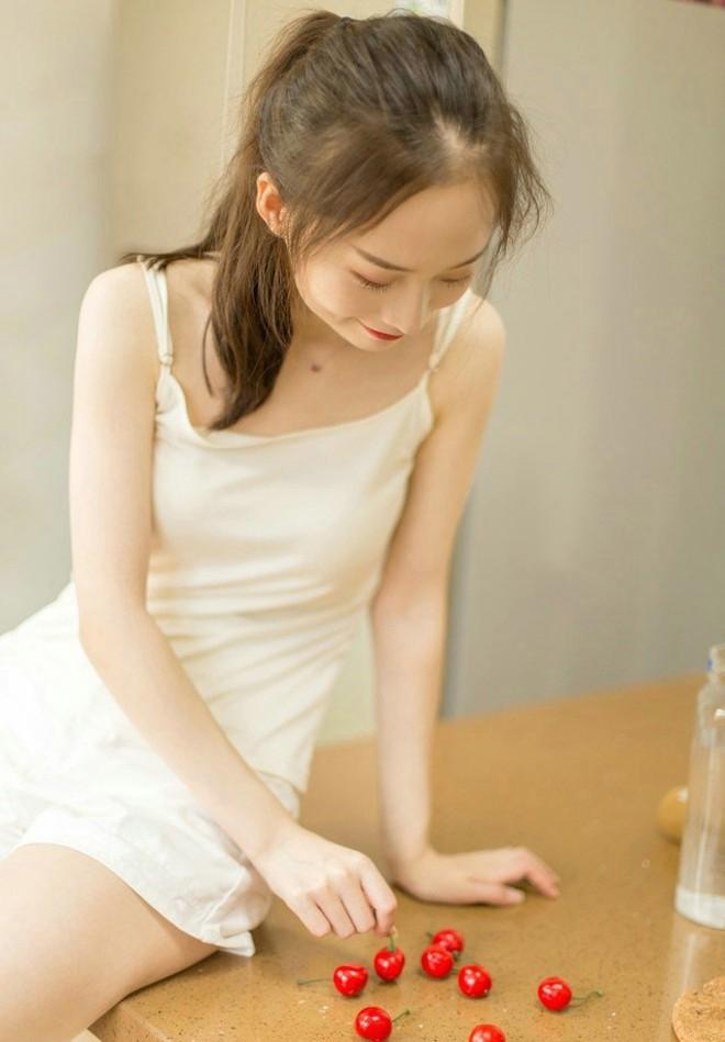 气质居家美女白色吊带性感私房写真