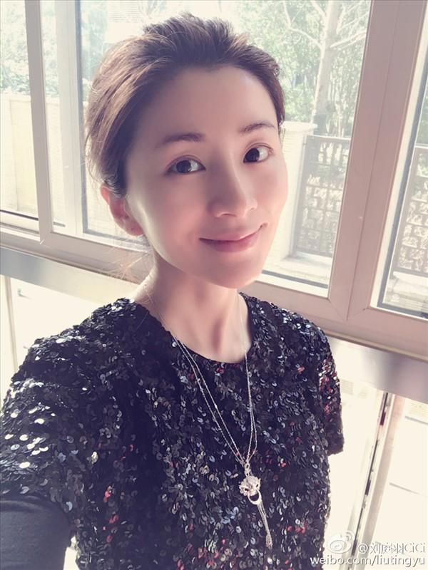 内地女演员刘庭羽微博自拍美照图片