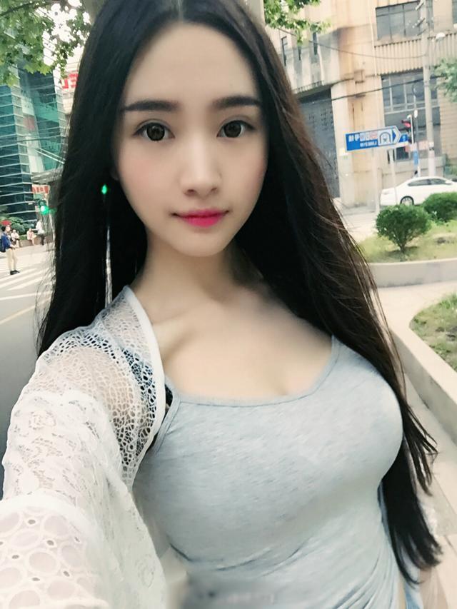 身材火辣的巨乳美少女户外清纯自拍