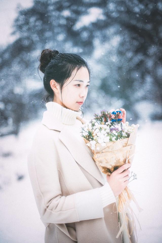 清纯丸子头妹子雪中唯美迷人写真