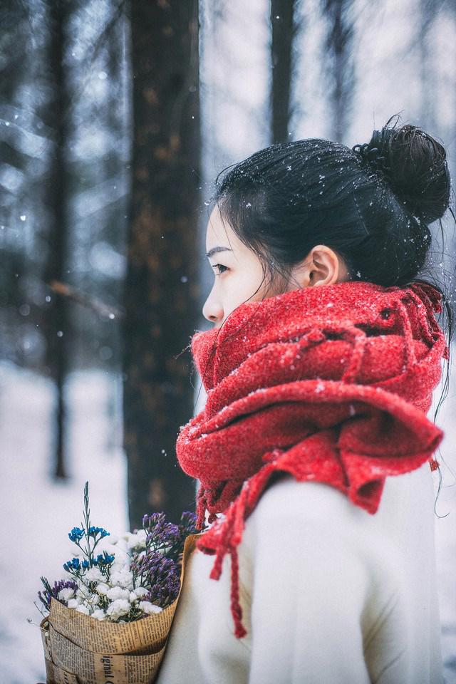 清纯丸子头妹子雪中唯美迷人写真